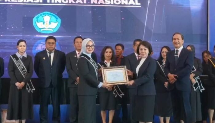 Bunda PAUD Boltim, Ny. Rosita Pobela Raih Penghargaan Nasional pada Anugerah Mapalus Pendidikan 2025