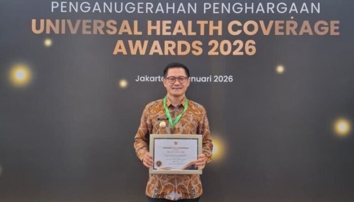 ‘Maksimalkan Layanan Kesehatan Yang Inklusif’, Bupati Joune Ganda Terima UHC Award 2026