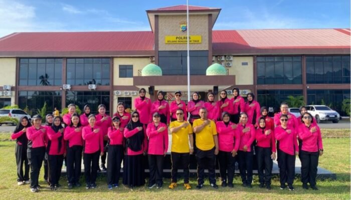 Kapolres Golfried Hasiholan Pimpin Olahraga Jalan Sehat Bersama Personil dan Bhayangkari