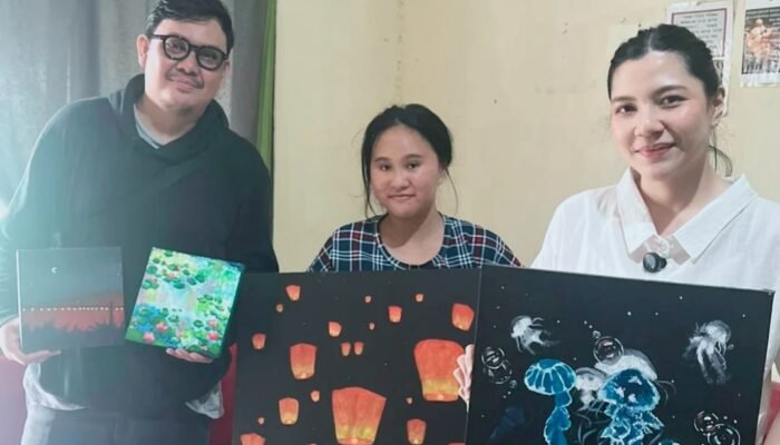 Berkunjung ke Rumah Pelukis Muda Asal Minut, Hillary Julia Tuwo Apresiasi  Lukisan Estetik Karya Adik Dian