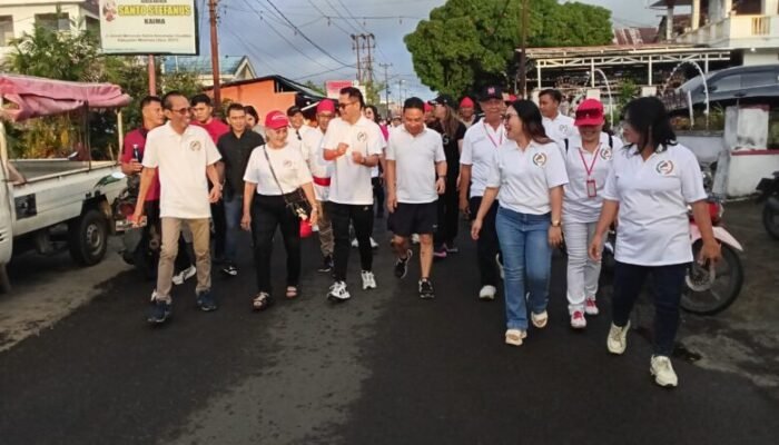 Jalan Sehat, Bupati Joune Ganda Berbaur Bersama Warga Rayakan HUT ke-256 Desa Kaima