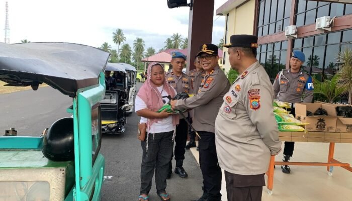 Kapolres Boltim Golfried Hasiholan Berbagi Sembako Kepada Masyarakat di Bulan Ramadhan 1447 H