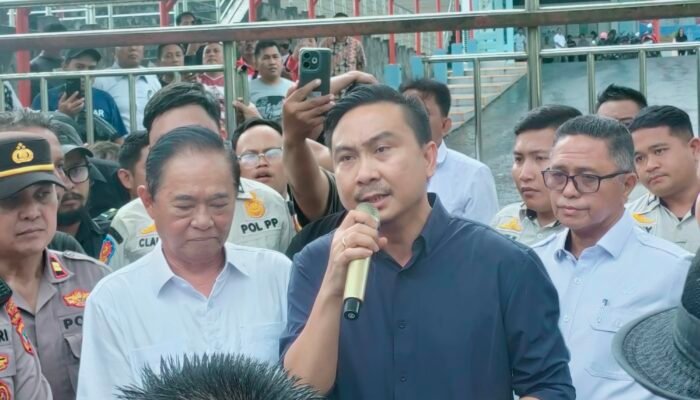 Meski Diguyur Hujan, Nick Lomban dan Berty Kapojos Terima Massa Aksi Gabungan Ormas dan LSM