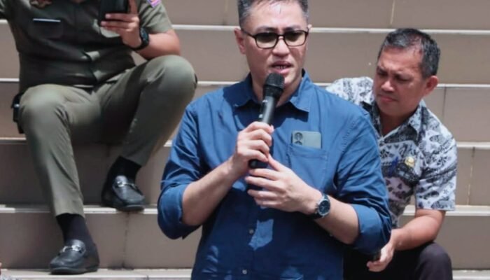 Menjaga Denyut Aspirasi dari Gedung Cengkih: Catatan Perjalanan Royke Anter