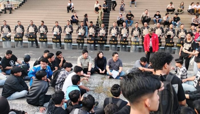 Aliansi Mahasiswa Sulut Geruduk Gedung Cengkeh, Suarakan 6 Tuntutan Kritis di Momen Hardiknas 2026
