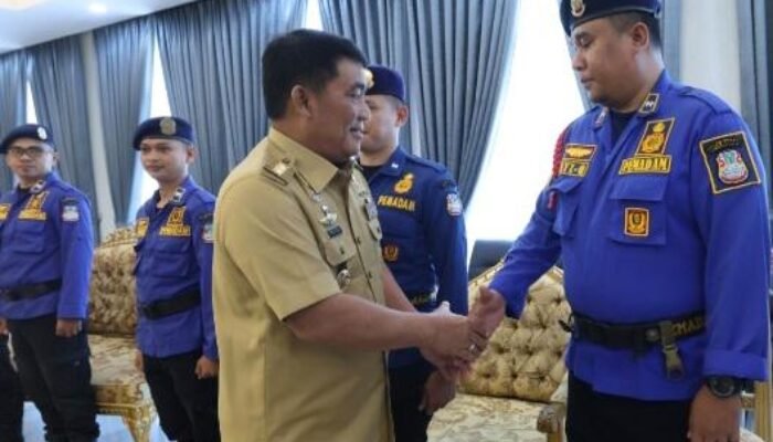 Bangga Dengan Aksi Damkar Manado Tangani Kebakaran Mega Mall, Gubernur Yulius Beri Penghargaan Khusus