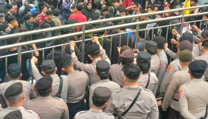 Pagar DPRD Sulut Roboh Akibat Demo Ricuh, Hillary Tuwo: Sampaikan Aspirasi Tanpa Harus Merusak Fasilitas Publik