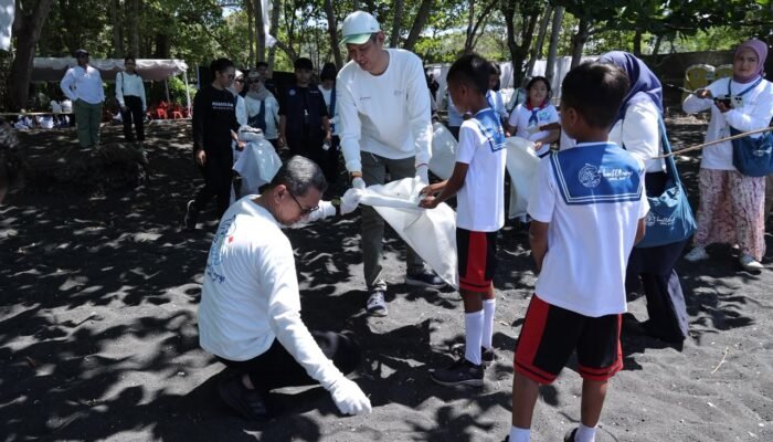 Lindungi Ekosistem Laut, Pertamina Trans Kontinental Gandeng Elemen Masyarakat Jaga Kebersihan Pantai di Bitung, Sulawesi