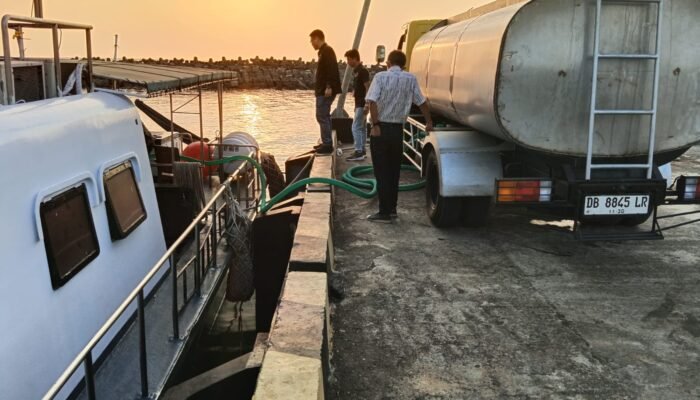 Kolaborasi Pemprov Sulut, Pemkot Manado dan KKP, Warga Manado Tua Terima 18.200 L Air Bersih