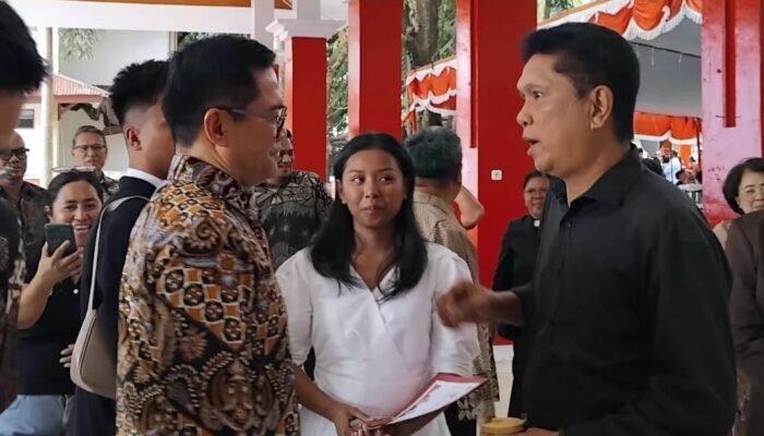 Momen Haru Pernikahan Massal di Minut: Pengantin Ini Dapat Hadiah “Sangat Mahal” dari Bupati Joune Ganda