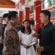 Momen Haru Pernikahan Massal di Minut: Pengantin Ini Dapat Hadiah “Sangat Mahal” dari Bupati Joune Ganda