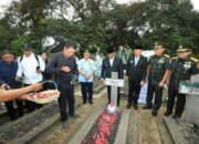 Momen Haru di TMP Kalibata: Gubernur Yulius Selvanus Rangkul Putra F.J. Tumbelaka Setelah 11 Tahun Tak Berziarah