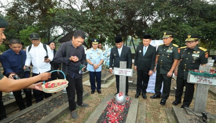 Momen Haru di TMP Kalibata: Gubernur Yulius Selvanus Rangkul Putra F.J. Tumbelaka Setelah 11 Tahun Tak Berziarah